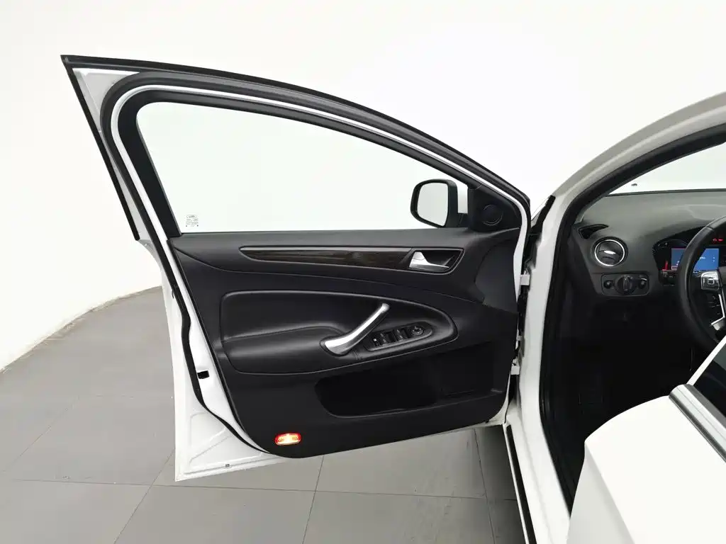 Ford Mondeo — миниатюра 8