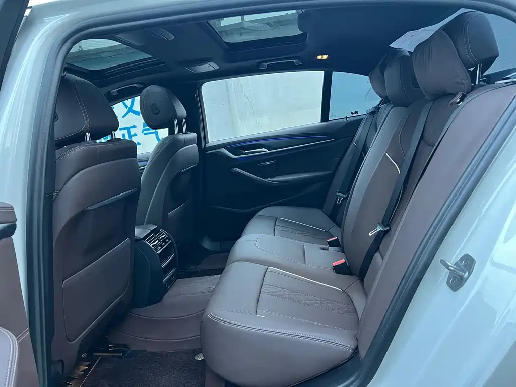 BMW 5 Series — миниатюра 8