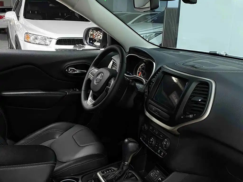 Jeep Cherokee — миниатюра 7