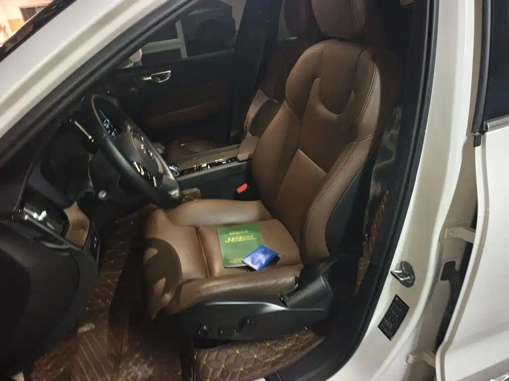 Volvo XC60 PHEV — миниатюра 11