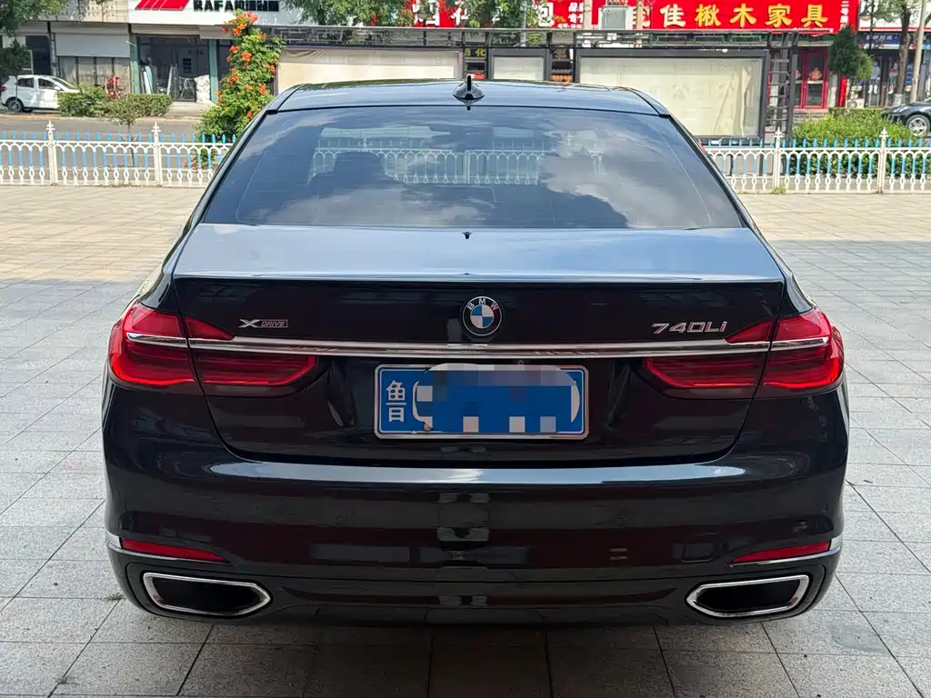 BMW 7 Series — миниатюра 5