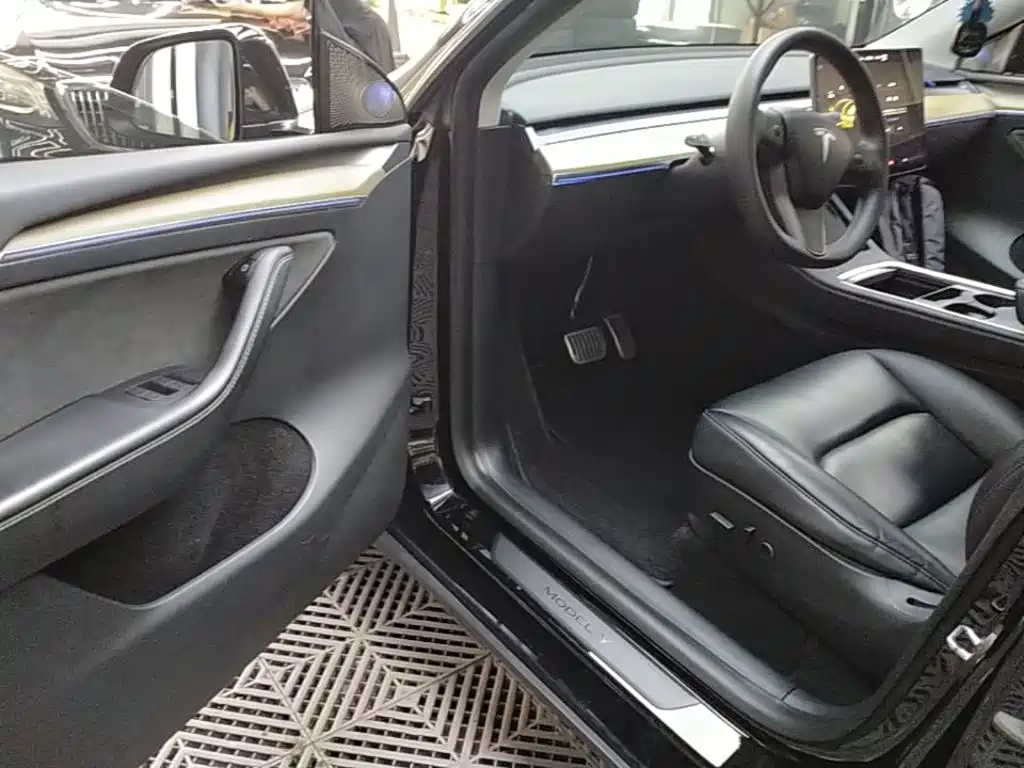 Tesla Model Y — миниатюра 16