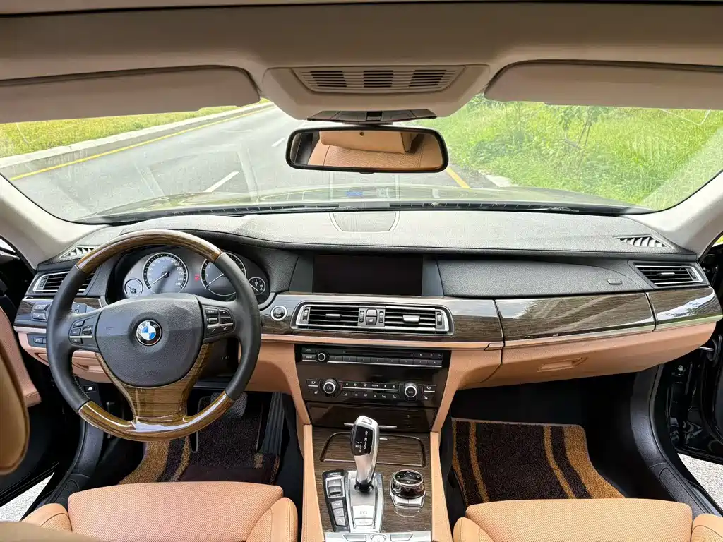 BMW 7 Series — миниатюра 5