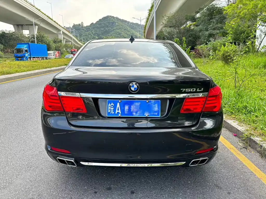 BMW 7 Series — миниатюра 8