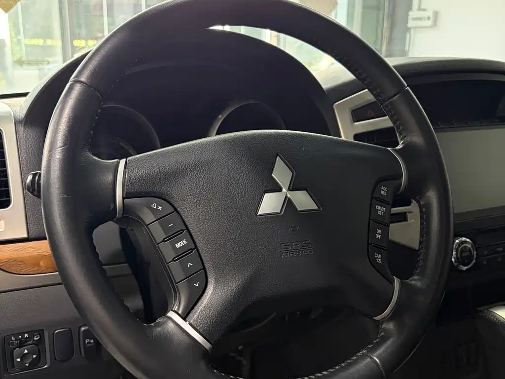 Mitsubishi Pajero (Import) — миниатюра 9