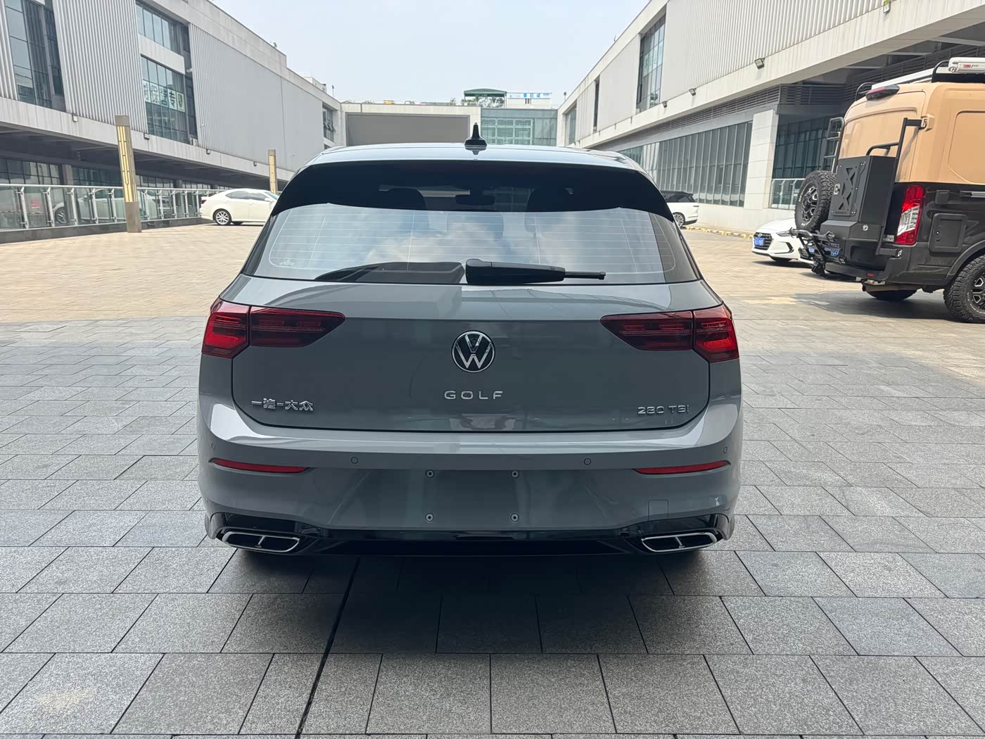 Volkswagen Golf 1.4 л 2023 г. Серебристо-серый, пробег 18900 км