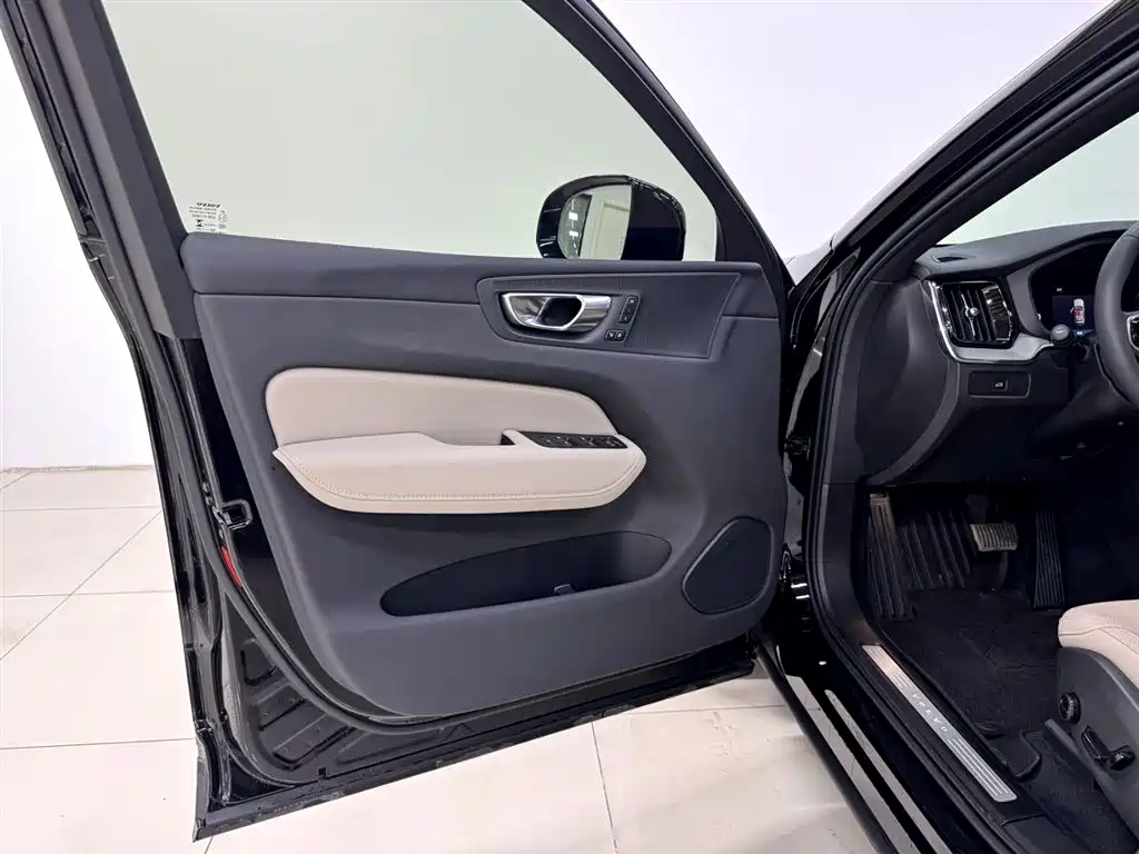 Volvo XC60 2026 B5 Luxury