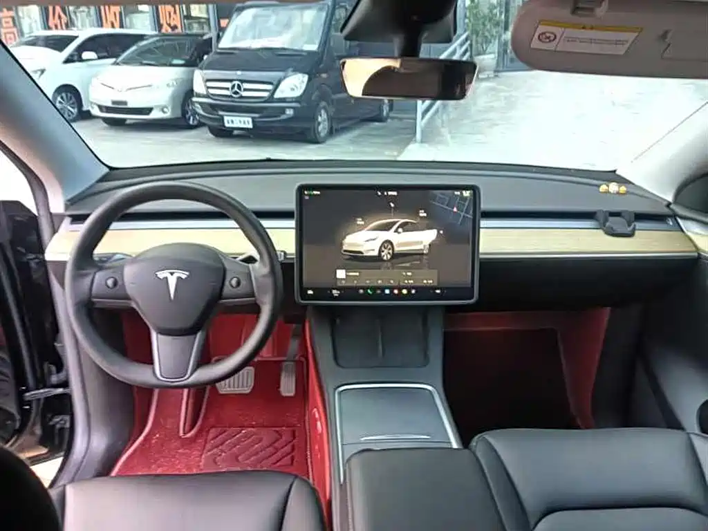 TESLA MODEL Y
