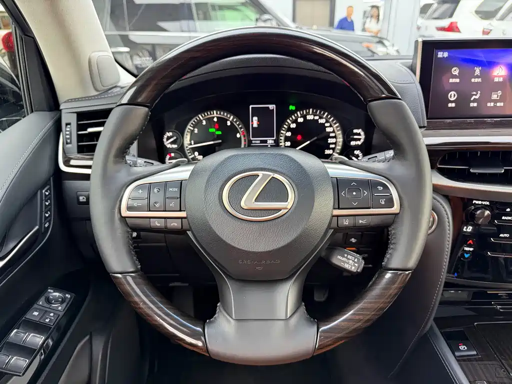Lexus LX — миниатюра 7