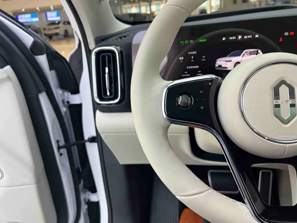 AITO ASK THE WORLD M8