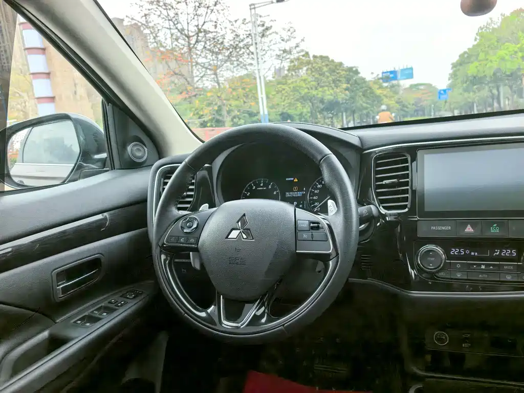 MITSUBISHI OUTLANDER