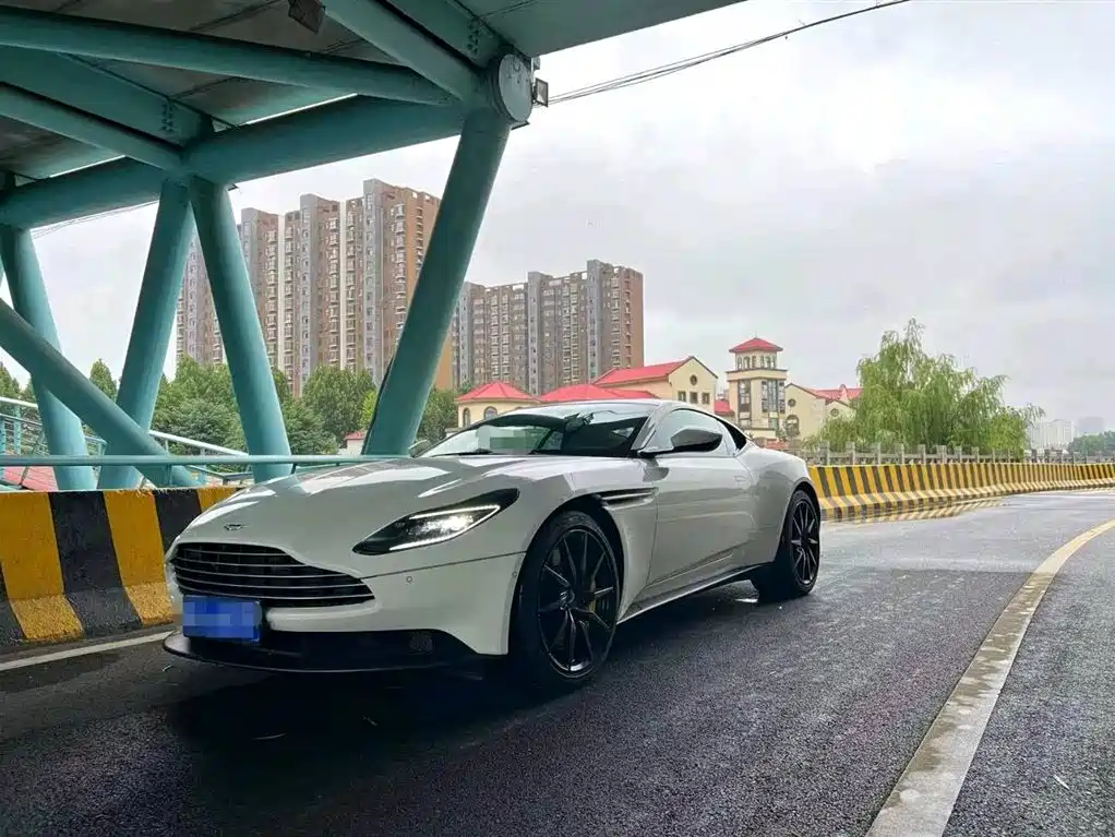 Aston Martin DB11 2018
