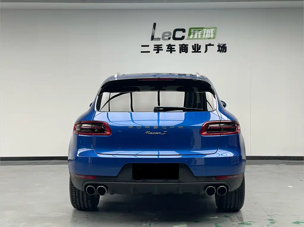 PORSCHE MACAN