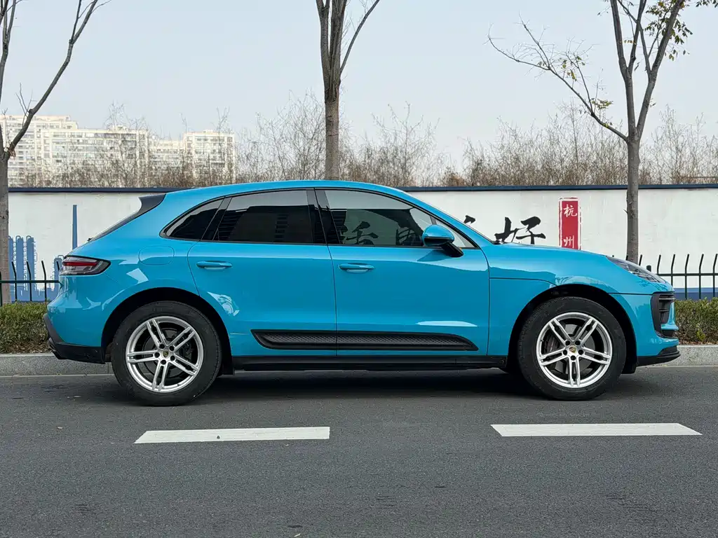 PORSCHE MACAN