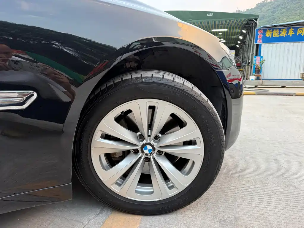 BMW 7 Series — миниатюра 21
