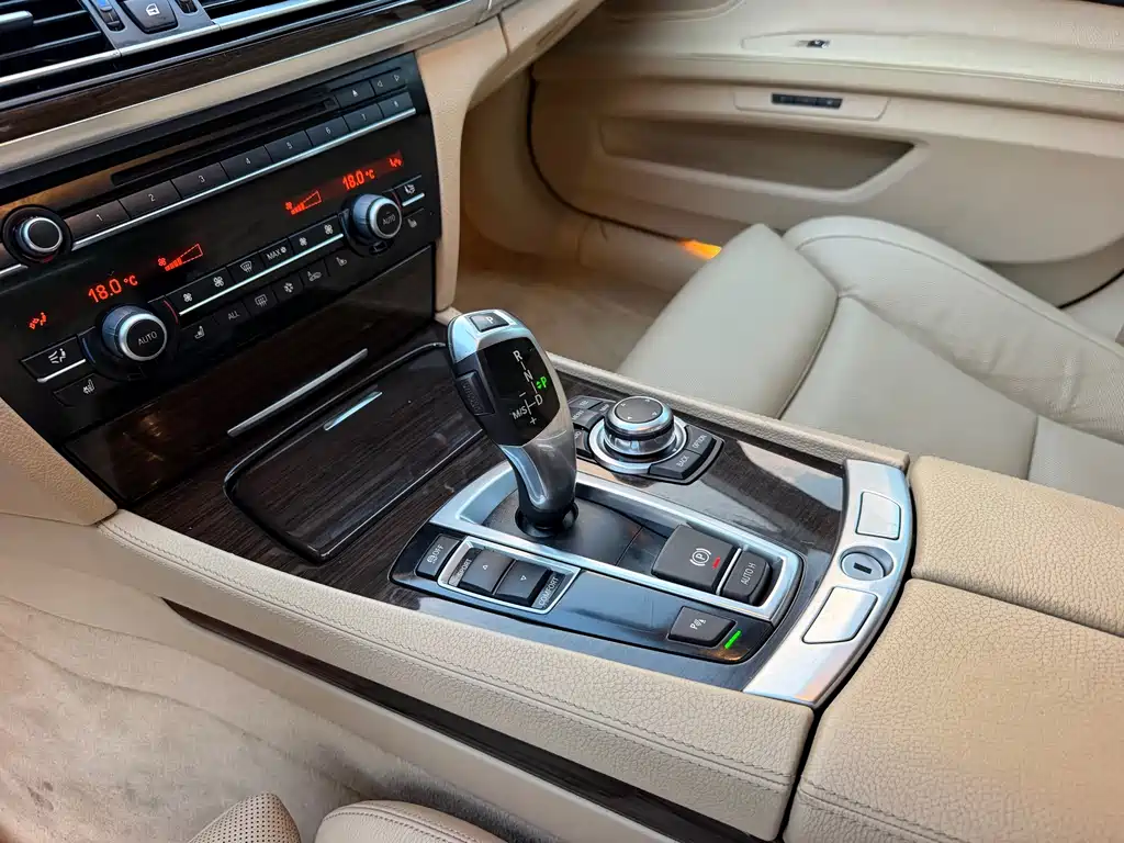BMW 7 Series — миниатюра 16