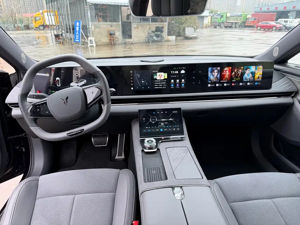 VOYAH LANTU CHASING LIGHT