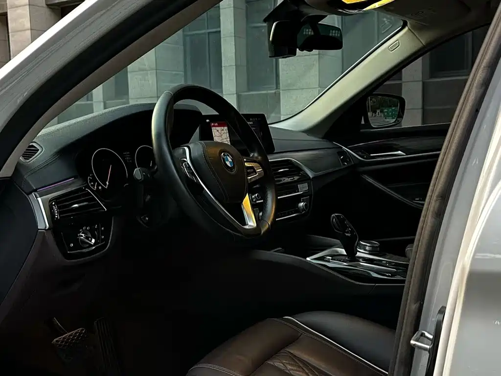 BMW 5 Series — миниатюра 4