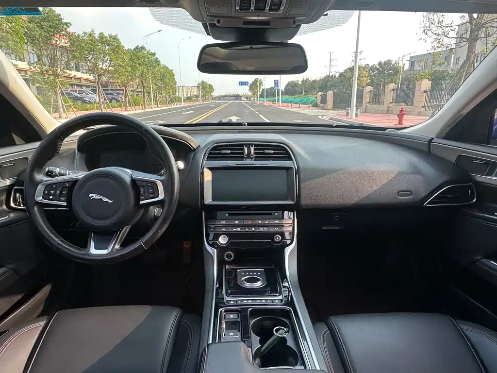 Jaguar XEL 2.0T 200PS Debut Limited Edition, фото 6