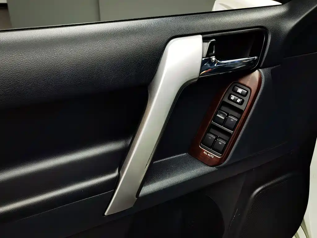 Toyota Prado — миниатюра 12