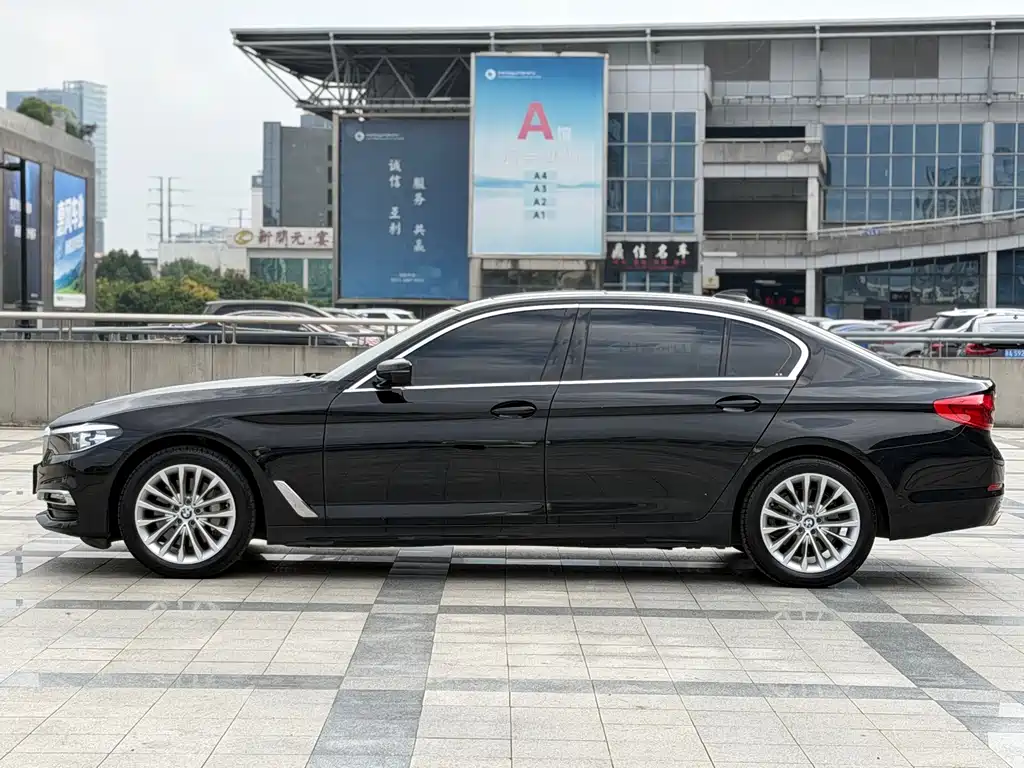 BMW 5 Series — миниатюра 7