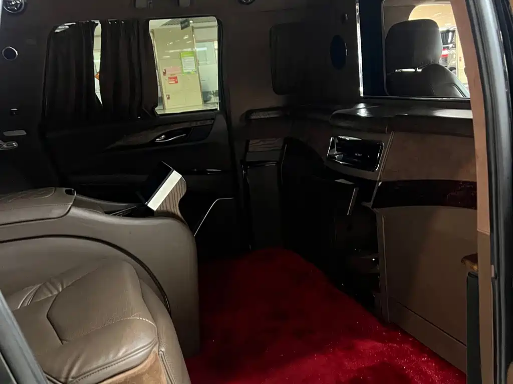 Cadillac Escalade — миниатюра 6