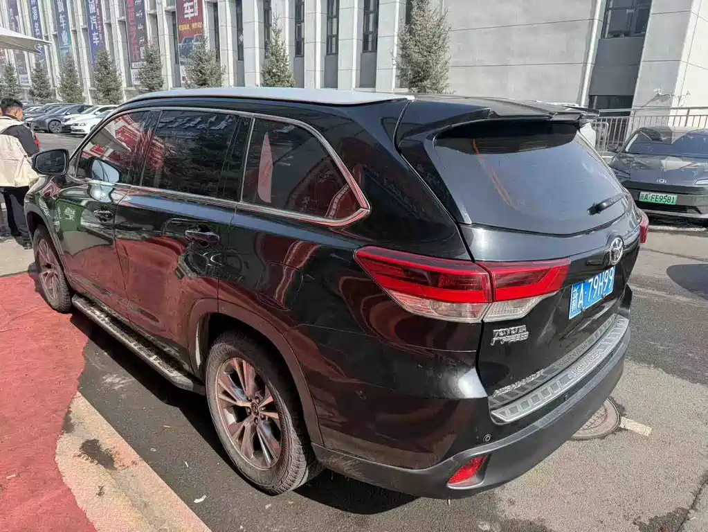 TOYOTA HIGHLANDER
