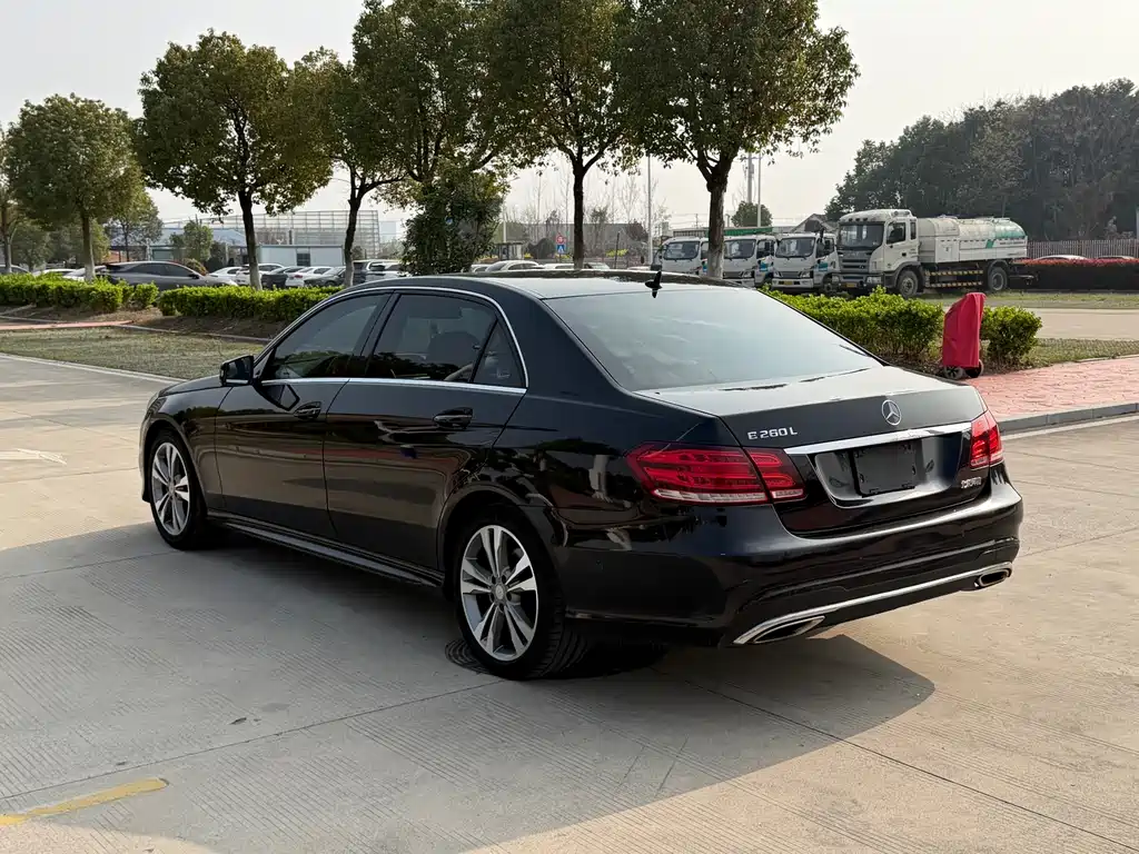Mercedes-Benz E-Class — миниатюра 8