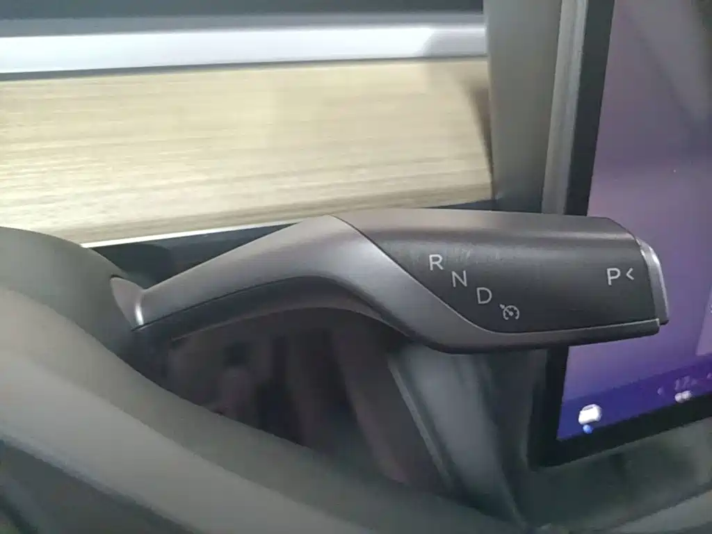 Tesla Model Y — миниатюра 14