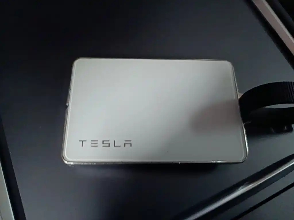 Tesla Model Y — миниатюра 9