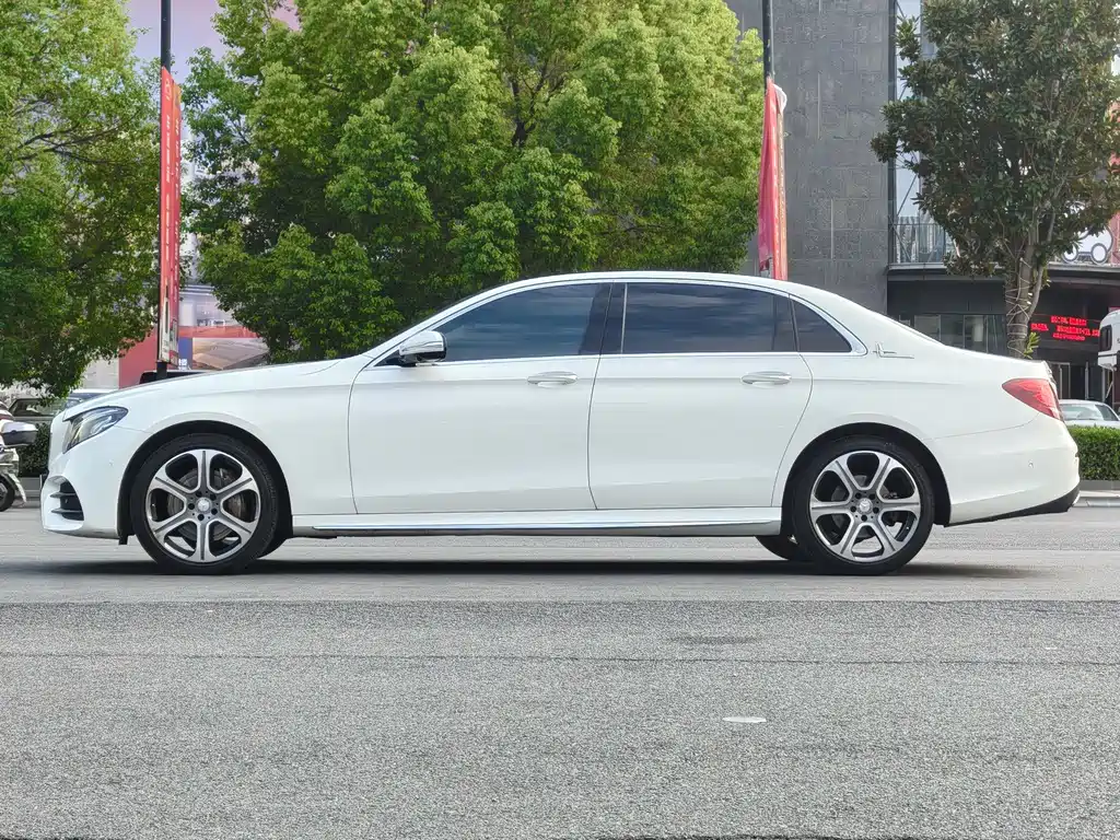 Mercedes-Benz E-Class — миниатюра 7