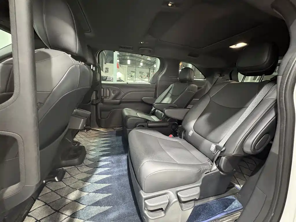 Toyota Granvia — миниатюра 6