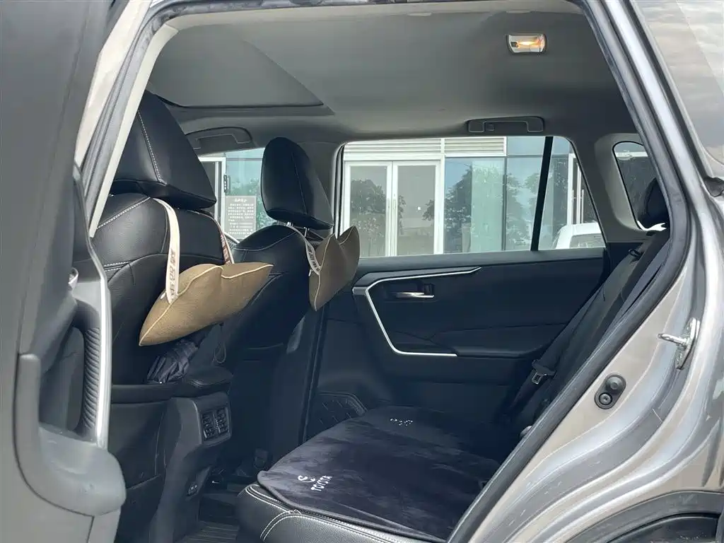 Toyota RAV4 — миниатюра 7