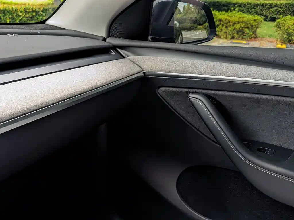 Tesla Model Y — миниатюра 8