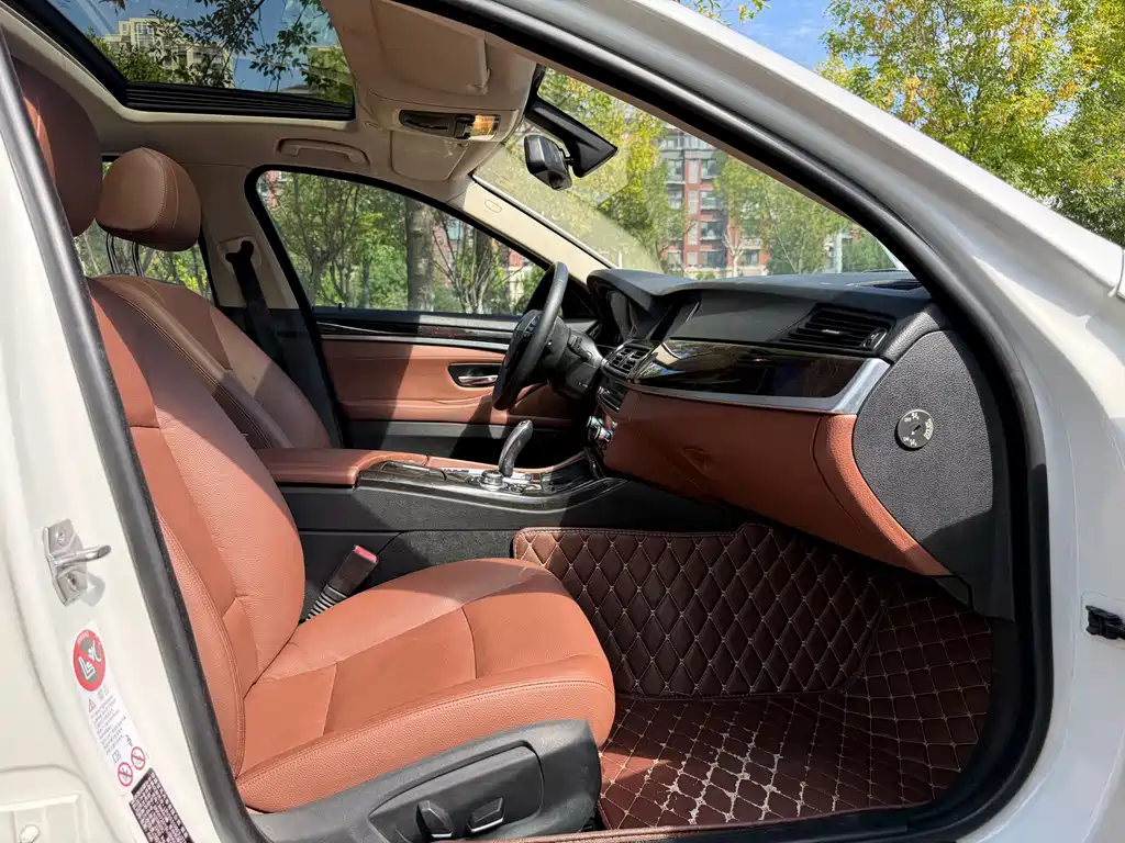 BMW 5 Series — миниатюра 7
