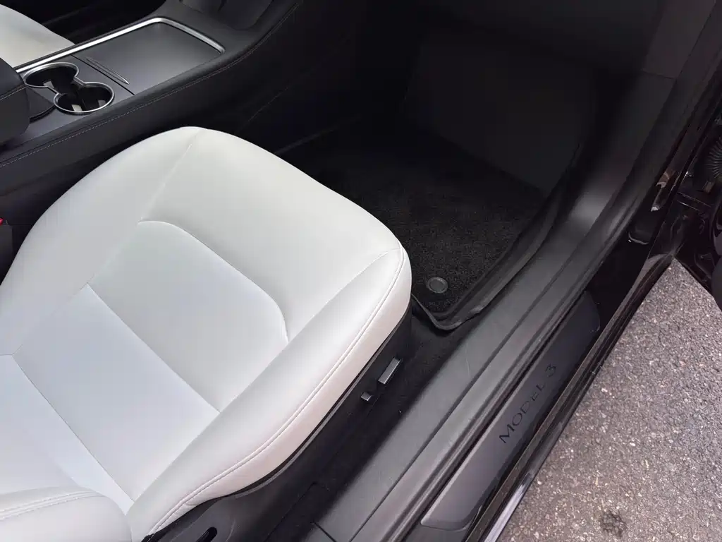 Tesla Model 3 — миниатюра 16