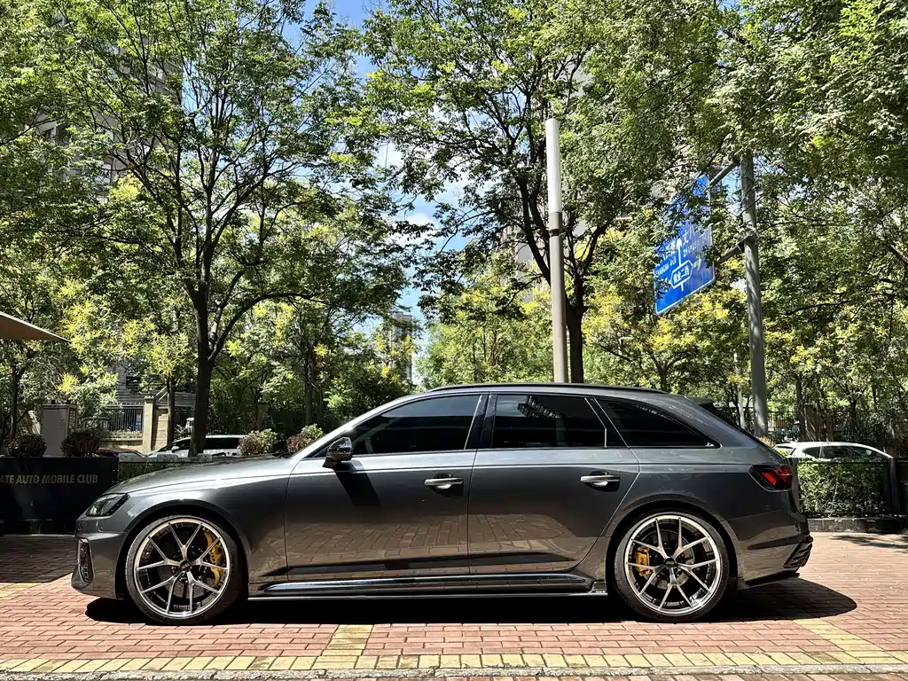 AUDI  RS 4