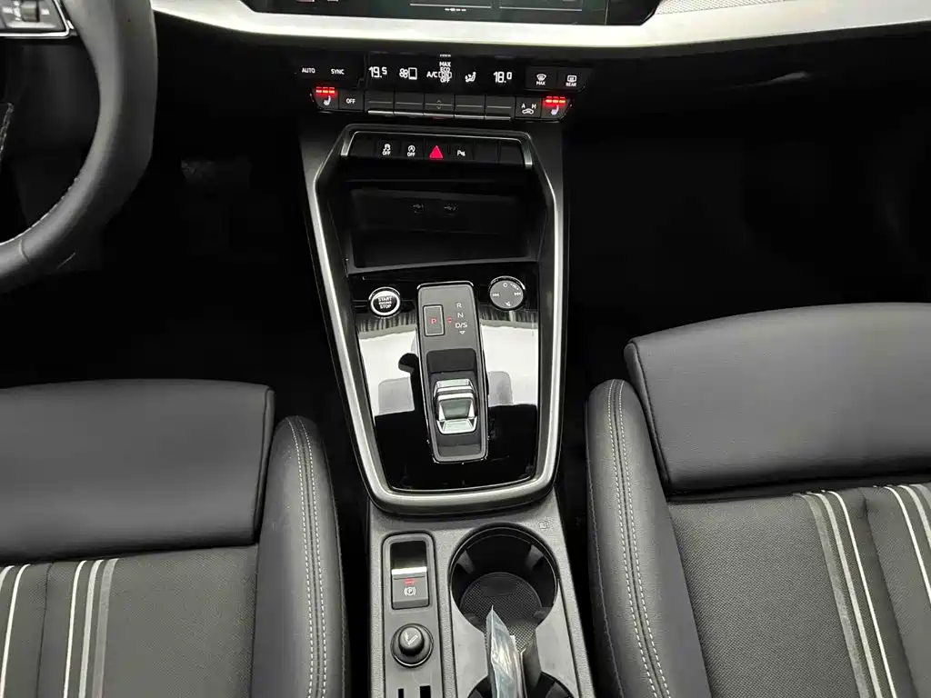 Audi A3 2023 — фото 10