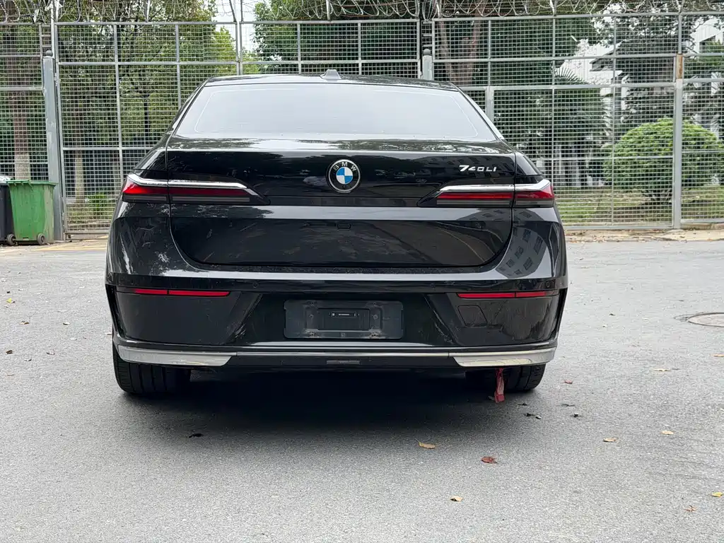 BMW 7 Series — миниатюра 17