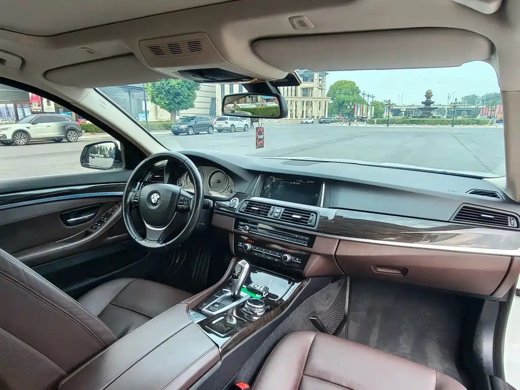 BMW 5 Series — миниатюра 17