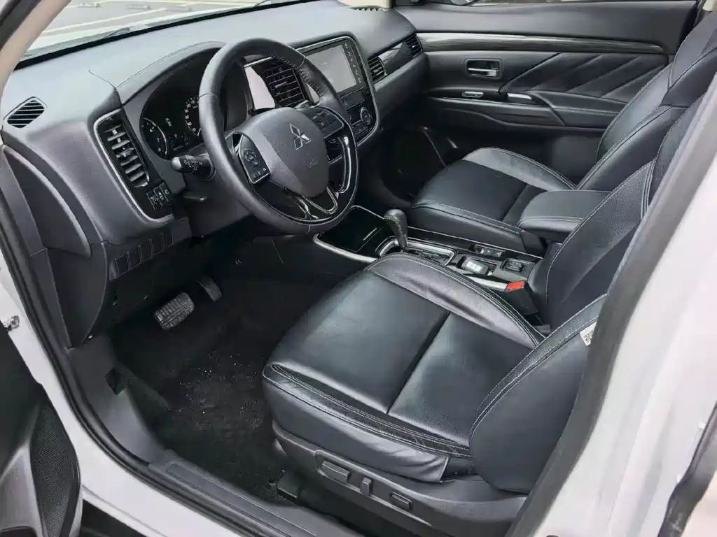 Mitsubishi Outlander — миниатюра 9