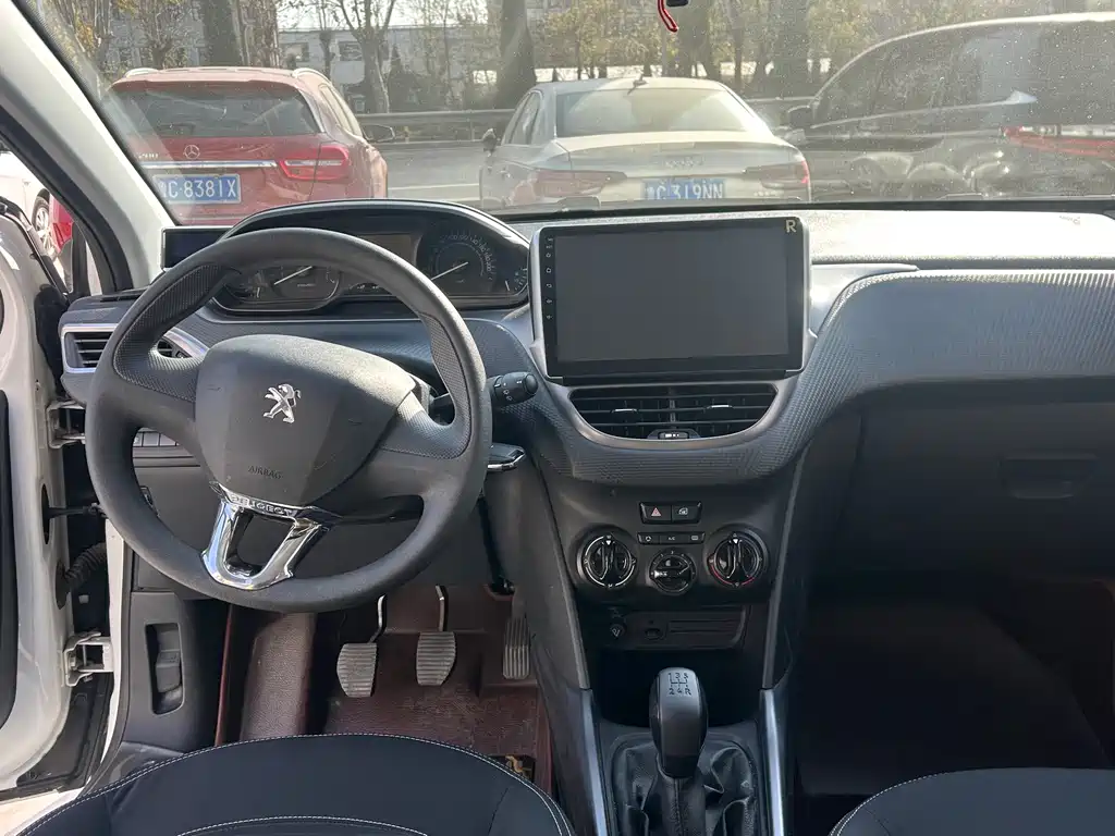 Peugeot 2008 2014 1.6L MT