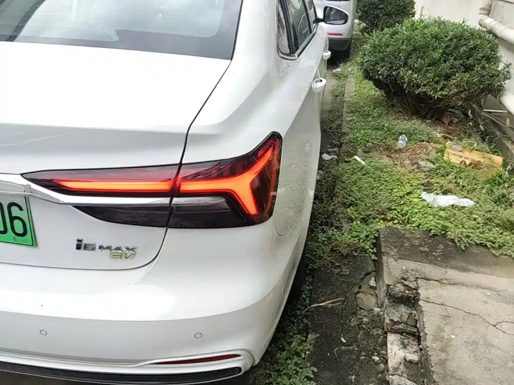 Roewe i6 MAX New Energy — миниатюра 8