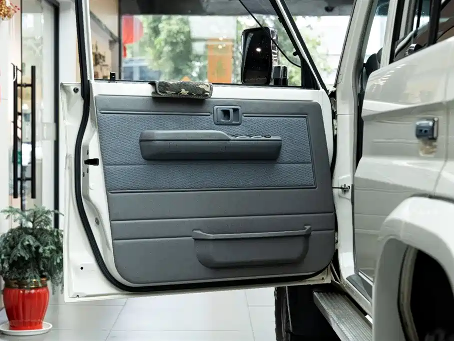 Toyota Land Cruiser LC76 2016 4.0L