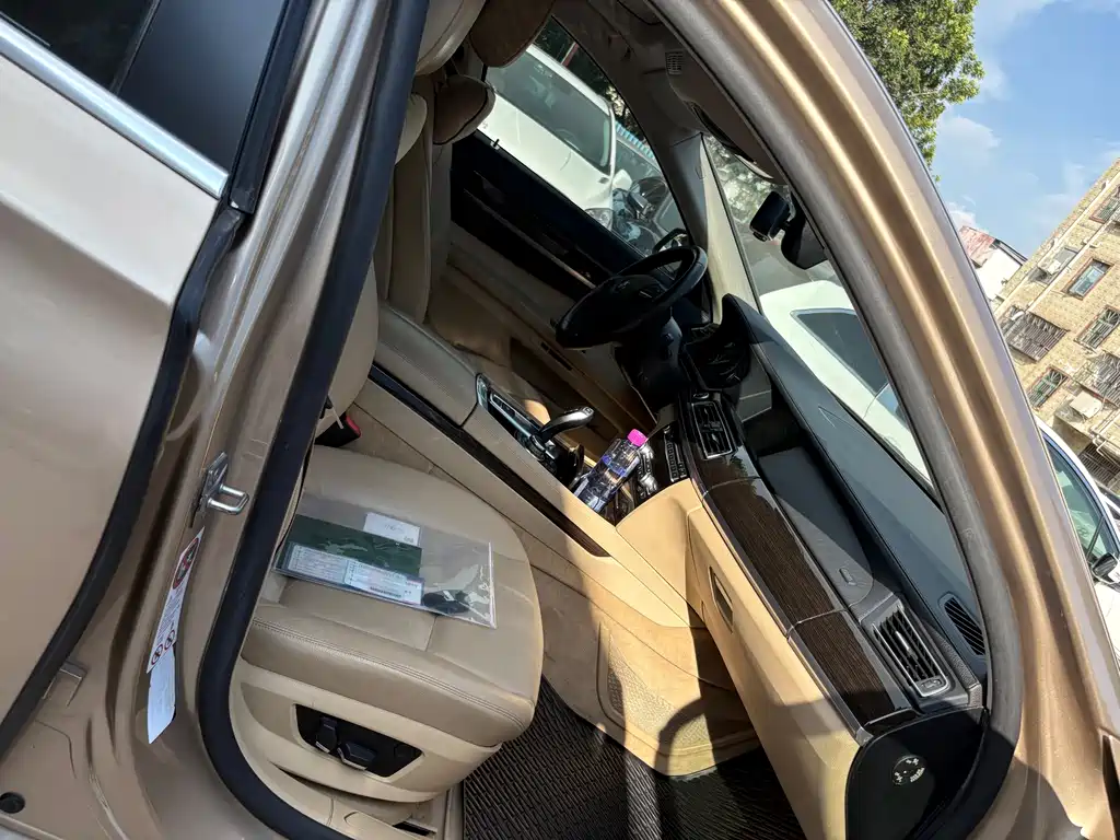 BMW 7 Series — миниатюра 6