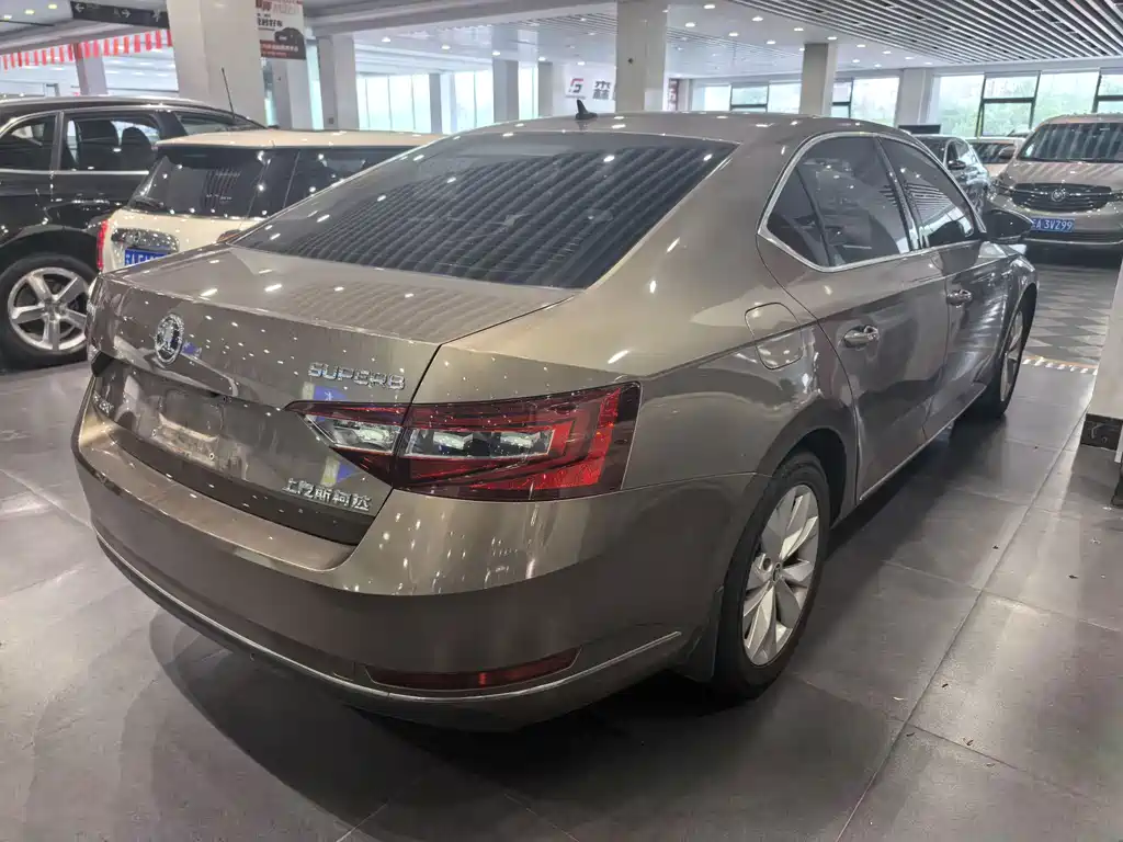 Skoda Superb — миниатюра 5
