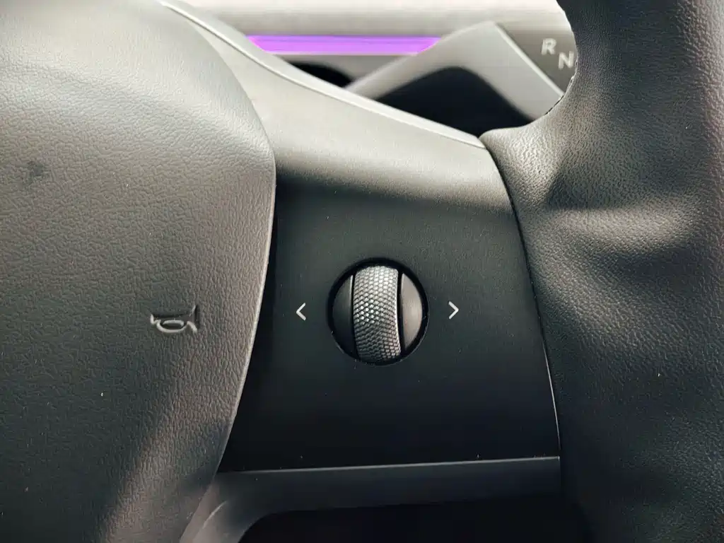 Tesla Model Y — миниатюра 16