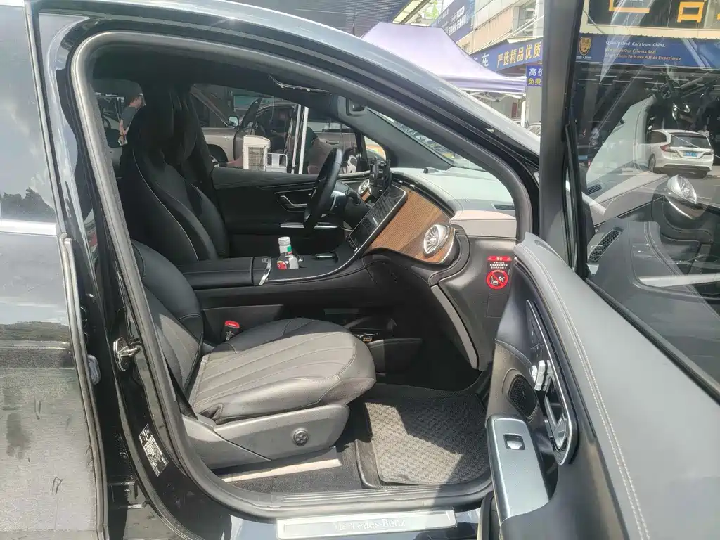 Mercedes-Benz EQE SUV — миниатюра 10