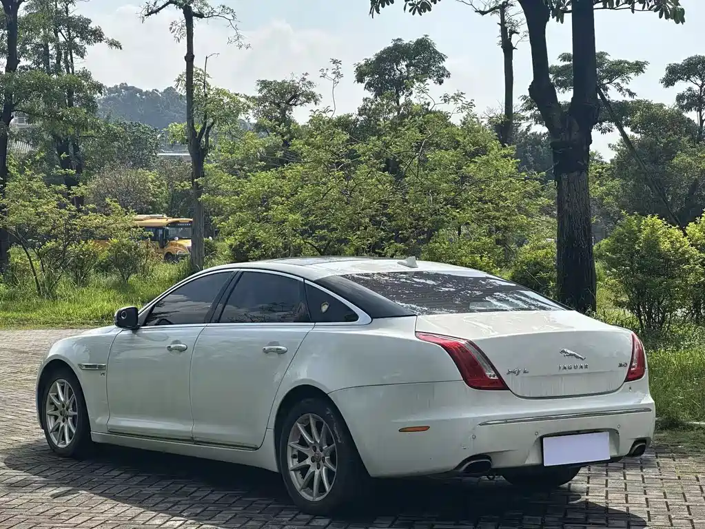 Jaguar XJ — миниатюра 7