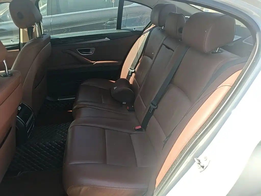 BMW 5 Series — миниатюра 17